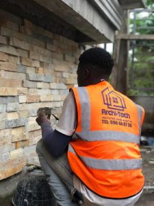 Pose de la pierre taillée de Pouma - utilisation des materiaux locaux dans le design (1)