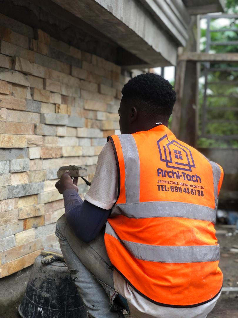 Pose de la pierre taillée de Pouma - utilisation des materiaux locaux dans le design (1)