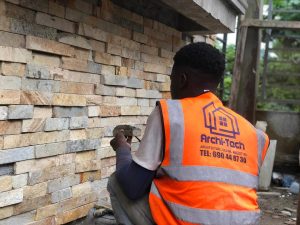 Pose de la pierre taillée de Pouma - utilisation des materiaux locaux dans le design (2)