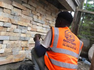 Pose de la pierre taillée de Pouma - utilisation des materiaux locaux dans le design (3)